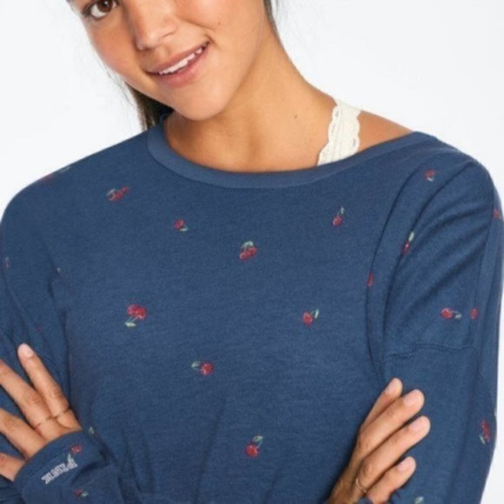 VS PINK Girlfriend Long Sleeved Cropped Tee